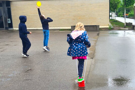 Schüler spielen auf dem Schulhof