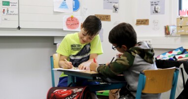 Zwei Grundschüler lernen gemeinsam