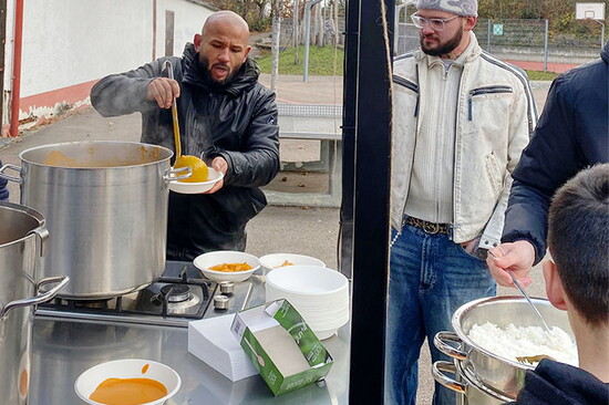 TV-Koch verteilt Essen in der Pause