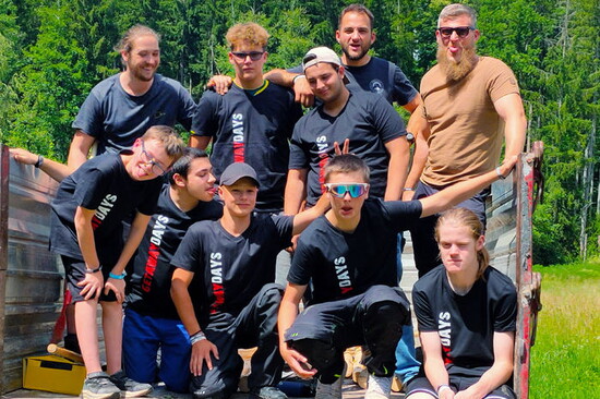 Schülergruppe beim Erlebniscamp: Gruppenfoto