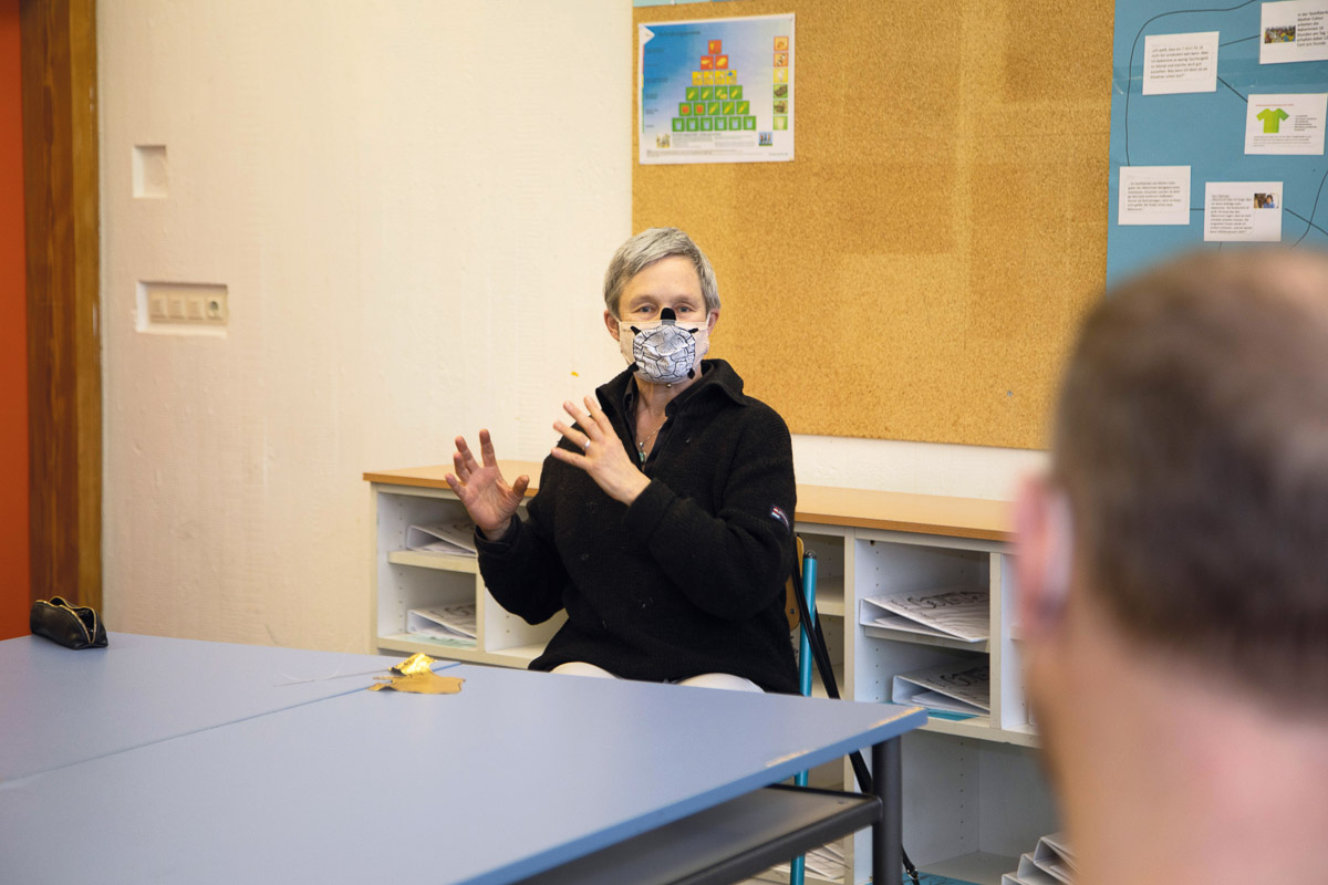 KOBA-Teammitglied Christiane Zanger im Austausch mit der JKS-Schulleitung